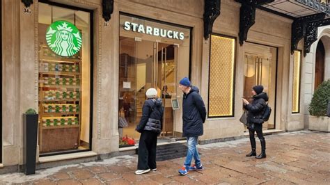 Foto Starbucks Apre A Bologna Con Gli Affreschi Sul Soffitto Ecco