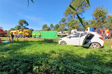 Dois morrem após caminhão tombar e esmagar carro na BR 470 Notícia Hoje