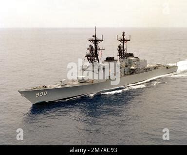 A port bow view of the Spruance class destroyer USS HAYLER (DD-997 ...