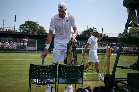 John Isner towers above 5-foot-9 opponent in hilarious Wimbledon photo ...