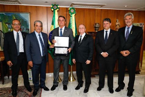 Presidente Francisco Pelucio Entrega Medalha De M Rito Do Transporte