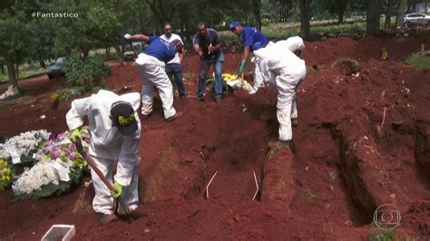 Pandemia de coronavírus dificulta despedidas de famílias no maior