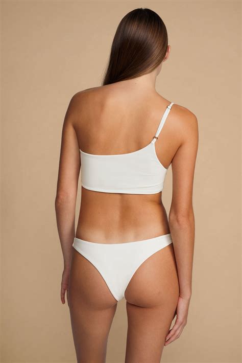 7 Hot Sexy Aiba Runa Bikini Pics