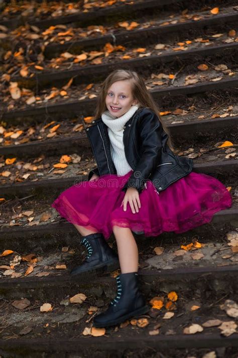 Portrait Heureux De Mode De Vie D une Fille Blonde De Beau Jeune Modèle Dehors Fille Dans Le