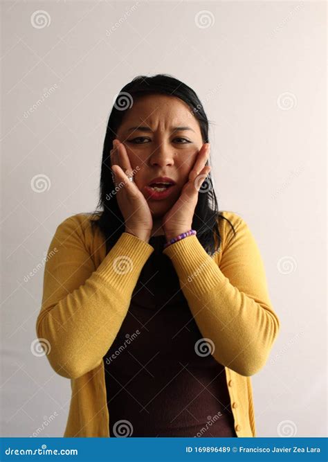 Brunette Mexicaanse Vrouw Portret Stock Afbeelding Image Of Spaans Jong 169896489