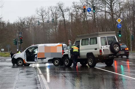 Unfall In B Blingen Feuerwehr Befreit Eingeklemmten J Hrigen Aus Auto