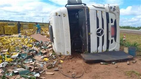 Fotos Caminhão de cerveja tomba na BR 163 e testemunhas tentam