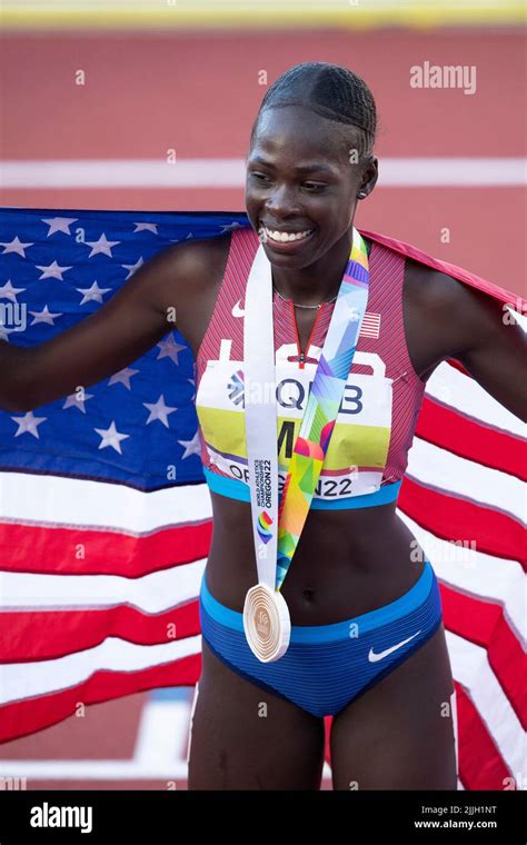 Athing Mu Usa Show Off Her Gold Medal After Competing In The Womens