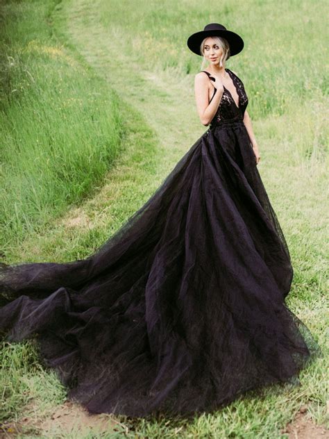 Robe de mariée noir robe de mariage gothique col V plongeant en