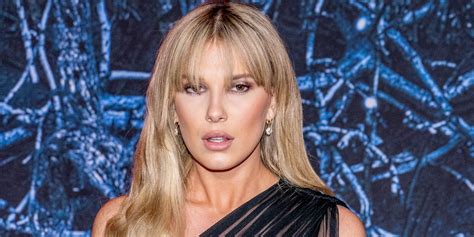 Millie Bobby Brown Approaches Low-Rise Jeans Trend | Photo | PS Fashion