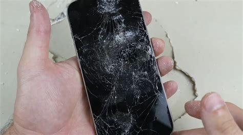 «Титановый» iPhone 15 Pro протестировали при помощи ножа и молотка ...