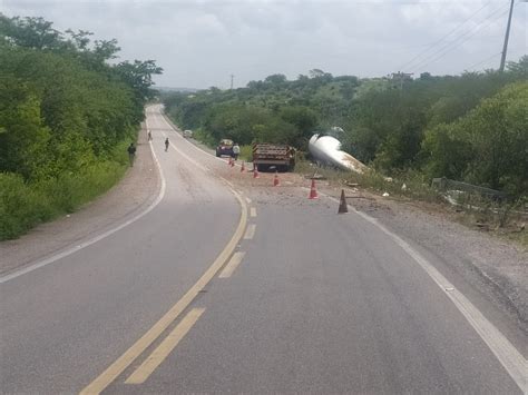 Carreta Que Transportava Pá Eólica Gigante Tomba Na Br 407 Em Cidade Do