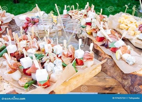 Tabela De Banquete De Abastecimento Belamente Decorada Foto De Stock