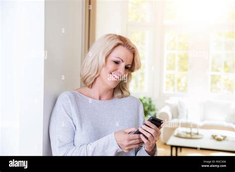 Femme blonde mature souriante Banque de photographies et dimages à haute résolution Alamy