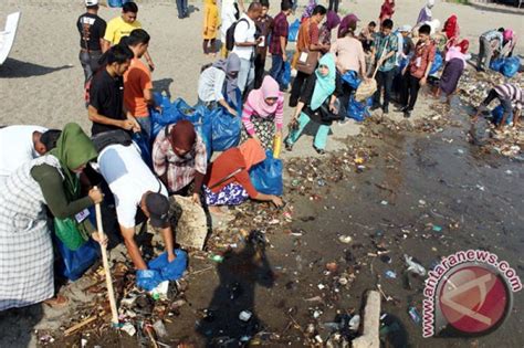 Puluhan Orang Ikuti Lomba Pungut Sampah Pantai Antara News