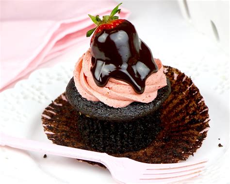 Video Chocolate Covered Strawberry Cupcakes The Lindsay Ann