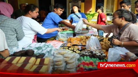 Ramai Ramai Warga Berburu Takjil Di Pasar Takjil Benhil Aneka Penganan