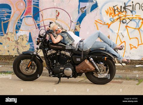 Harley davidson girl blonde Banque de photographies et dimages à haute résolution Alamy