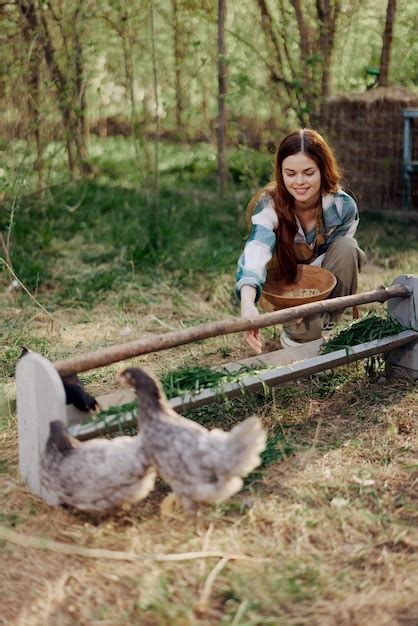 Mujer Agricultora Sonr E Alimenta Aves Pollos Alimentos Org Nicos Para