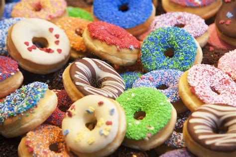 Verse Zoete Kleurrijke Eigengemaakte Donuts Op Een Groene Houten