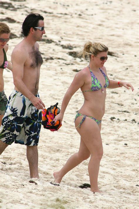 Kelly Clarkson American Idol Winner In Bikini Global Buzz USA