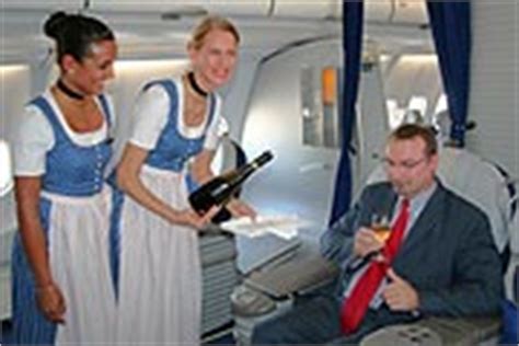 Lufthansa Oktoberfest Crew Mit Wiesntracht Aus Asien Und Nordamerika