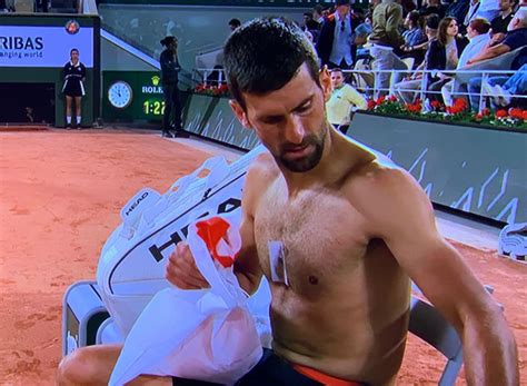 Djokovic explica el extraño objeto en su pecho