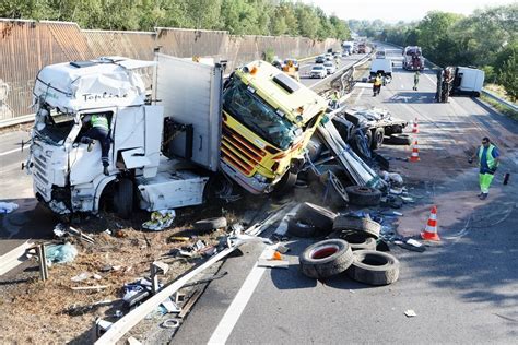 Un Camion Se Renverse Et Percute Une Voiture L Autoroute A31