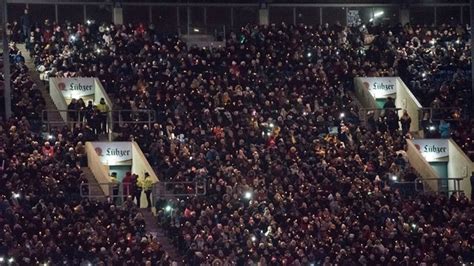 Menschen Beim Weihnachtssingen Im Ostseestadion