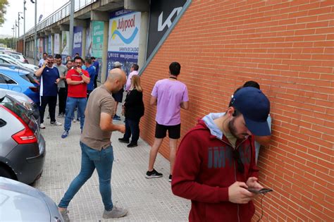 Las mejores imágenes de la venta de entradas para el partido Gimnástica