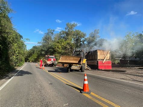 Carreta De Pantano Grande Pega Fogo Na Ers