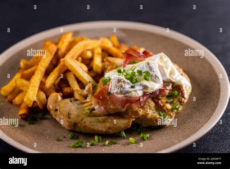 Gebratener Camembert Mit Schinken Fotos Und Bildmaterial In Hoher