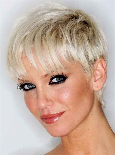 Woman With Very Short Platinum Blonde Highlights Short Hair Styles Hairstyles For Thin Hair