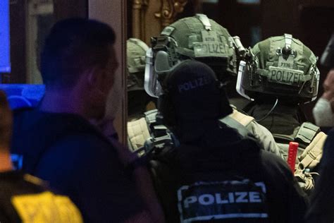 Polizeieinsatz in Dresden Gorbitz 18 Jähriger mit Waffenarsenal