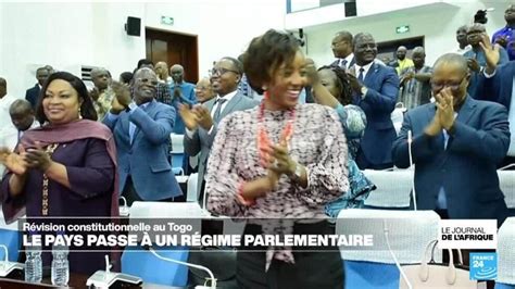 Le Togo adopte une nouvelle Constitution et passe à un régime