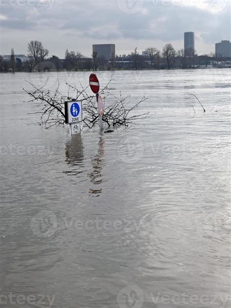 Extreme weather - Flooded pedestrian zone in Cologne, Germany 11305629