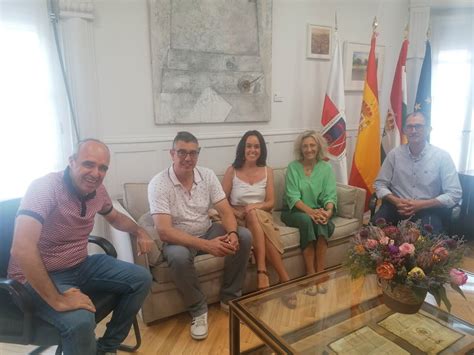 La Alcaldesa M Nica Arceiz Ha Recibido A Iria Pascual Benito