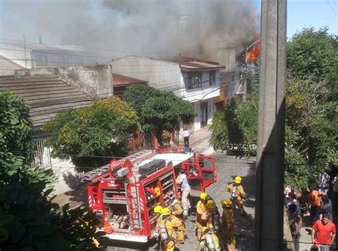 El Tercer Piso De Una Vivienda Resultó Totalmente Destruido Tras Un Incendio En Concepción