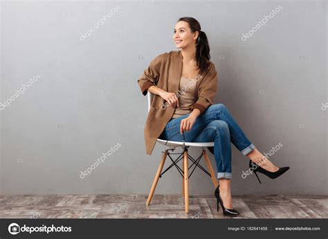 Portrait Dune Jeune Femme Assise Sur Le Sol Les Mains Croisées