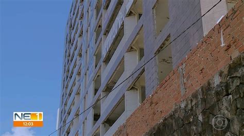 Prédio abandonado corre risco de desabar na Avenida Beira Mar e