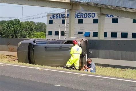 Ap S Tentativa De Ultrapassagem Motorista Capota Ve Culo Na Rodovia