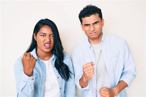 Hermosa Pareja Joven Latina Con Ropa Informal Enojada Y Loca Levantando El Pu O Frustrada Y