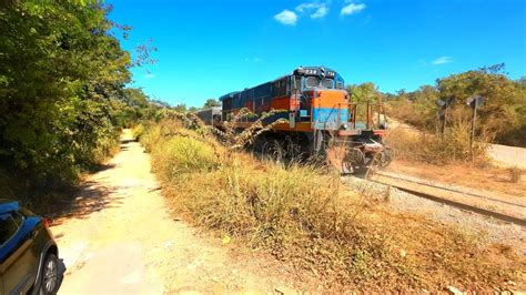 TREM CHUTADO PASSANDO EM PASSAGEM DE NÍVEL AS LOCOMOTIVAS BB36 7