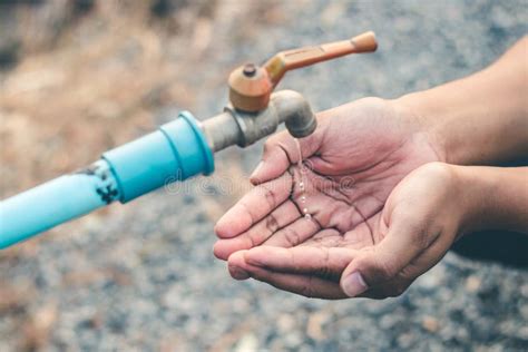 Lack Of Water Warning Signs That Tell You Your Body Is Lacking