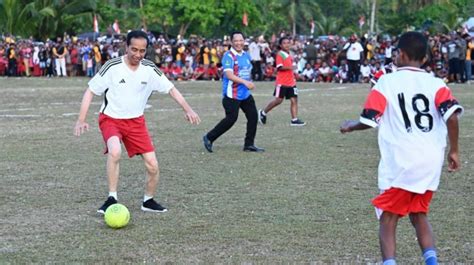 Jersey Dimasukin Intip Gaya Jokowi Main Bola Bareng Anak Papua