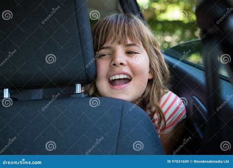 Adolescente Que Senta Se No Banco Traseiro Do Carro Imagem De Stock