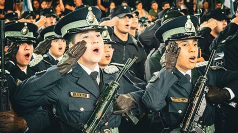 Juran lealtad a la Bandera Cadetes de la Universidad de la Policía De