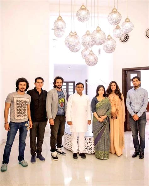 Film Sarbjit team meets Akhilesh Yadav and his family