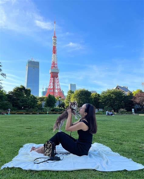 伊原葵さんのインスタグラム写真 伊原葵instagram「ピクニック🗼 これぞ休日！みたいな日を過ごしたいつかのお休み 友達とシェリー