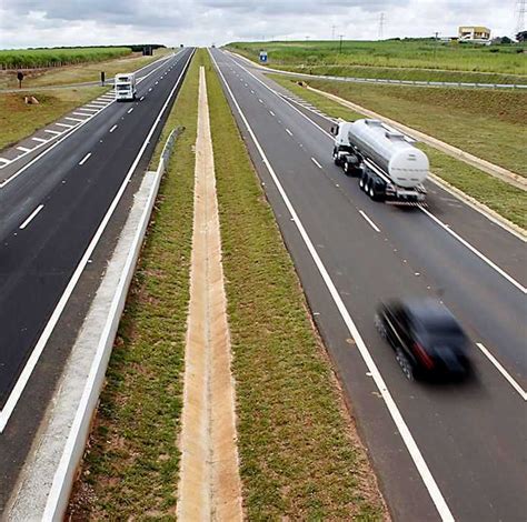 Tr Fego Nas Principais Rodovias Paulistas Cai Durante Feriado De